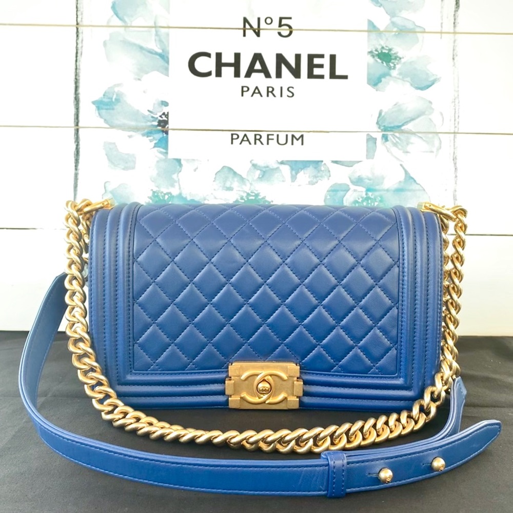 CHANEL Medium Boy Bag